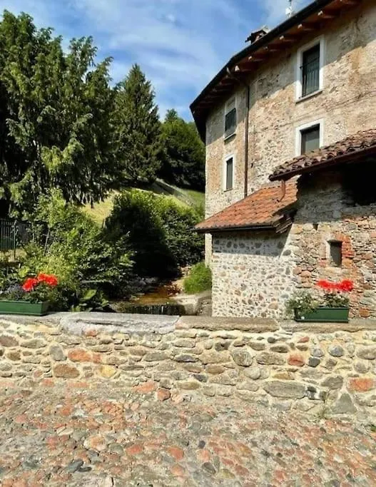 Appartement Nella Corte Dell'Oste Brinzio Italië