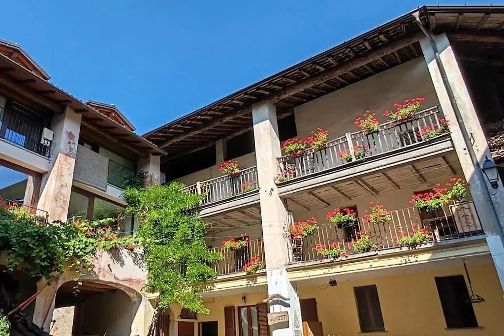 Nella Corte Dell'Oste Brinzio Appartement